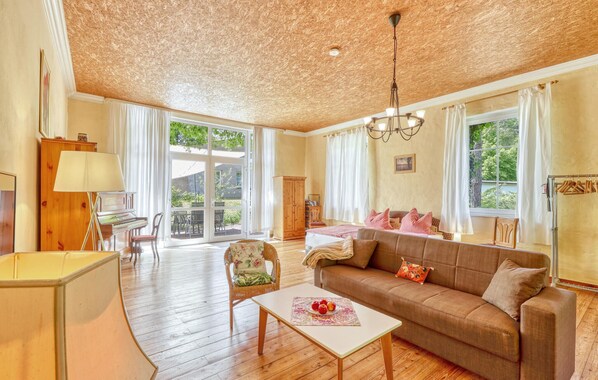 Tv, eldstad och en stereo