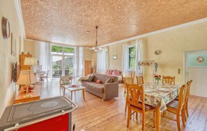 Tv, eldstad och en stereo