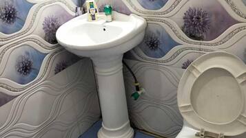 Superior Room | Bathroom | Shower, free toiletries, towels, soap