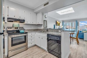 ثلاجة، ميكروويف، فرن، موقد طهي مسطح