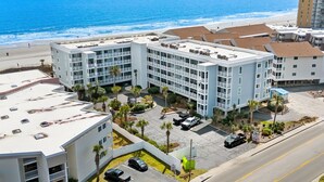 A multi-story hotel with a parking lot, adjacent to a beach and ocean view. - Pelicans Landing Unit 409 - Ocean view (Myrtle Beach)