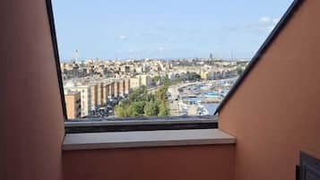 Un pequeño balcón con vista a un paisaje urbano.