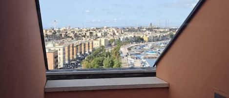 Un pequeño balcón con vista a un paisaje urbano.