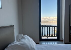 Cubrecamas, minibar, escritorio y wifi gratis 