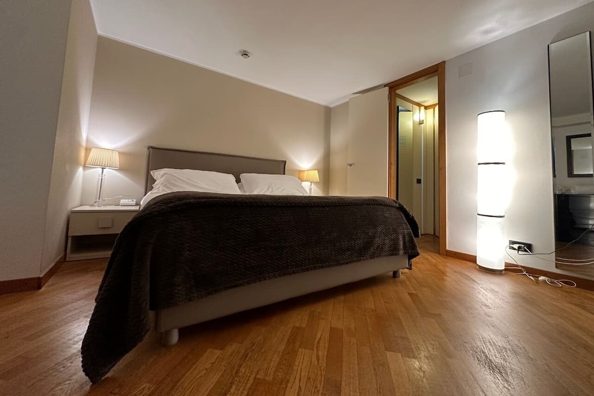 Deluxe Room | Down comforters, minibar, desk, free WiFi