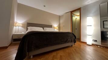 Down duvets, minibar, desk, free WiFi