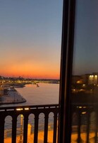 Cubrecamas, minibar, escritorio y wifi gratis 