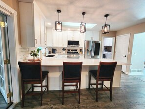 Fridge, microwave, oven, stovetop - Cozy Getaway: Stylish Oasis with Premium Amenities (Coeur d'Alene)