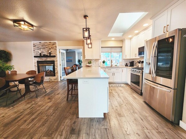 Fridge, microwave, oven, stovetop - Cozy Getaway: Stylish Oasis with Premium Amenities (Coeur d'Alene)