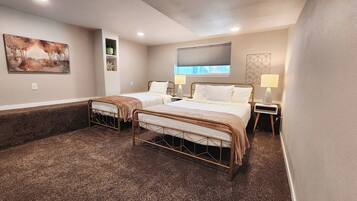 6 quartos, ferros/tábuas de passar roupa, berço de viagem