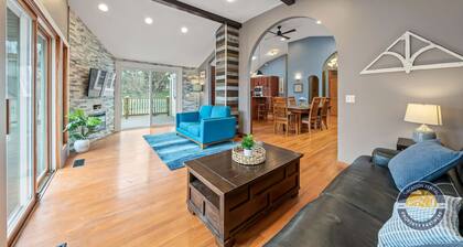 Spacious Retreat for 16 in Lake Geneva