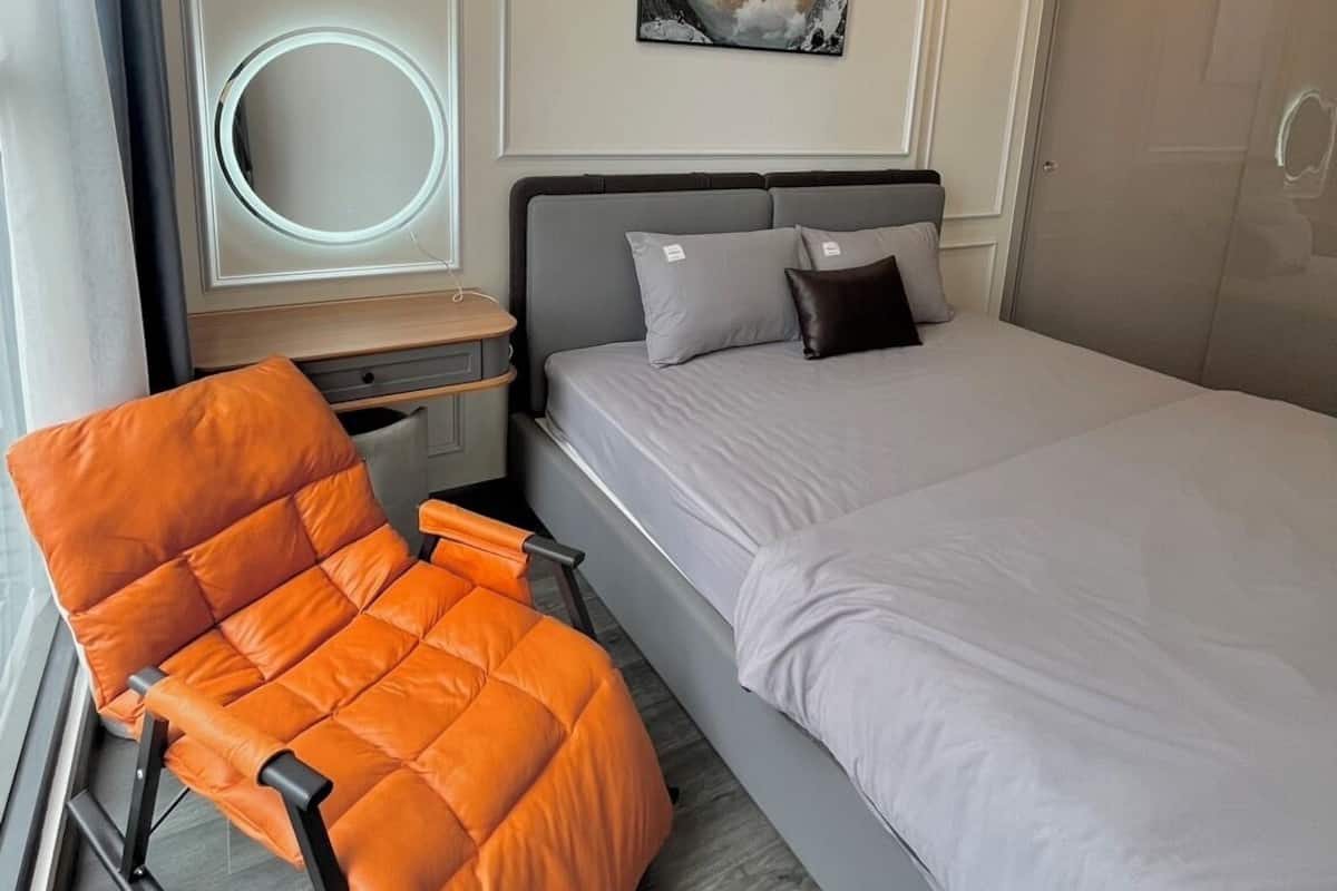 Deluxe Apartment | 1 bedroom, free minibar items, in-room safe, desk