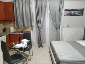 Studio, 1 Bedroom, Balcony | Dining