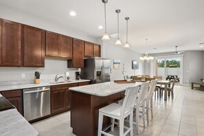 Refrigerador, microondas, horno, placa de cocina