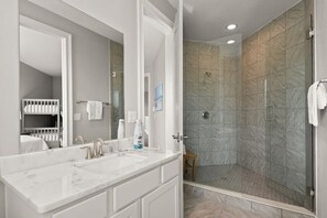 Shower, hair dryer, towels, shampoo - Fortebello Beachside 152 (Indian Harbour Beach)