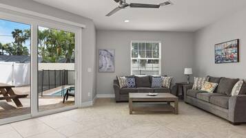 TV, pebolim, escritórios