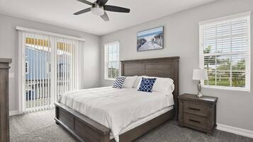 5 Schlafzimmer, Schreibtisch, Bügeleisen/Bügelbrett, Reisekinderbett