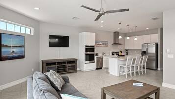 Televisión, futbolito y oficina