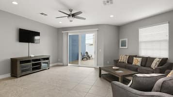 Televisión, futbolito y oficina