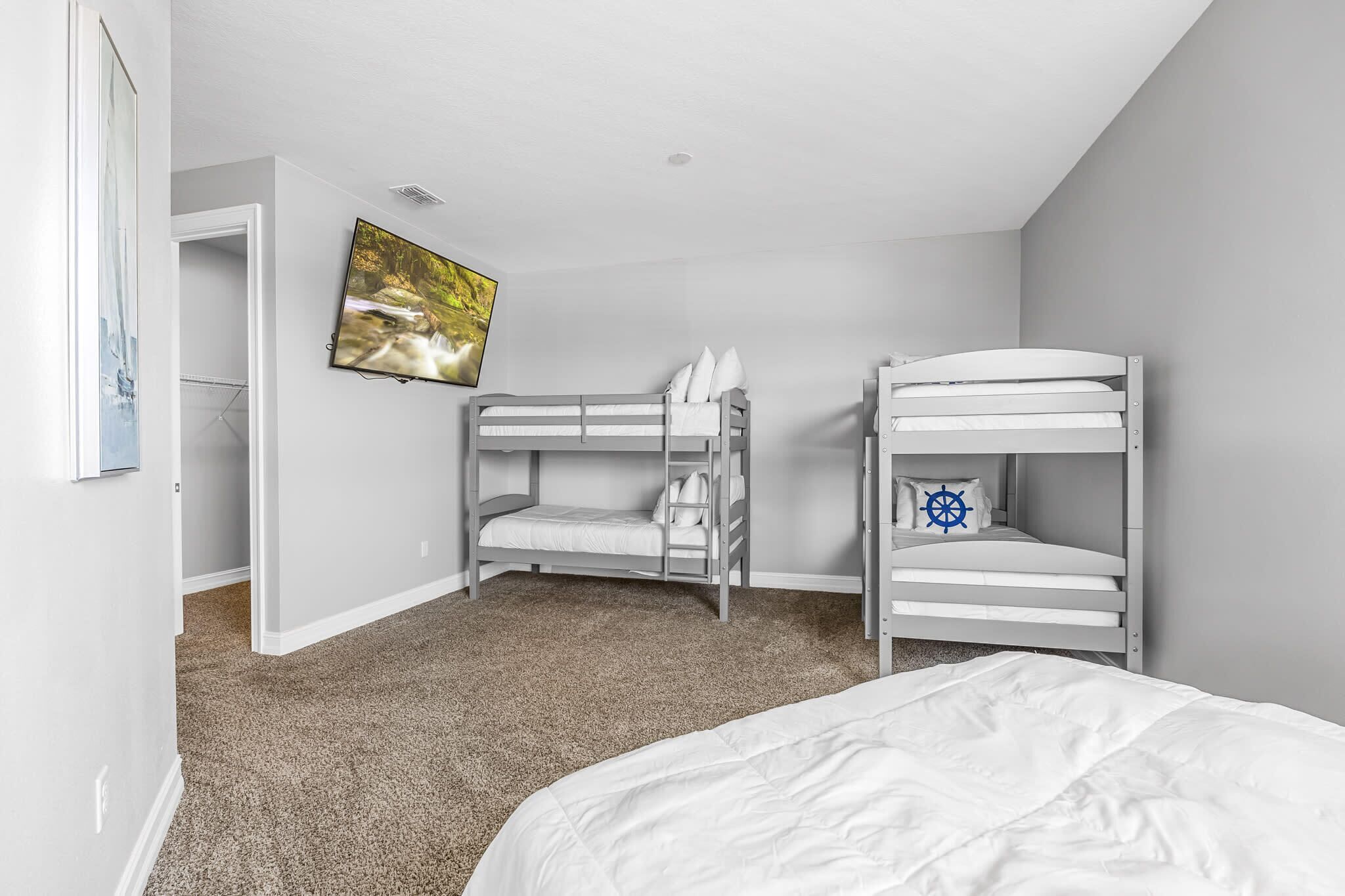 5 sovrum, skrivbord, strykjärn/strykbräda och resesäng