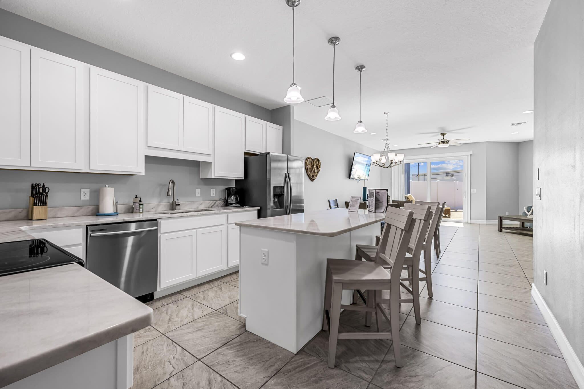 Køleskab, mikrobølgeovn, ovn, kogeplade