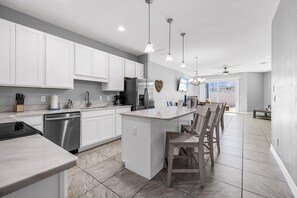 雪櫃、微波爐、焗爐、爐具