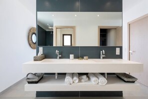 Douche, séchoir à cheveux, serviettes fournies, savon
