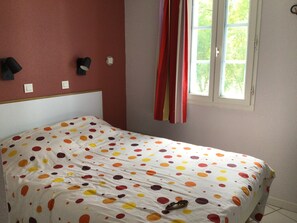 2 bedrooms, travel cot, WiFi