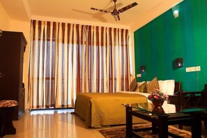 1 habitación, escritorio, wifi gratis y ropa de cama