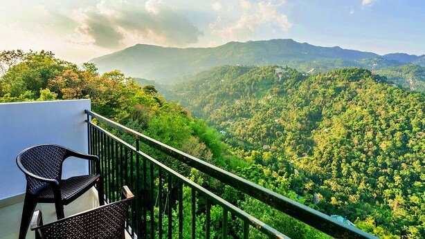 Ein Balkon mit Blick auf eine gebirgige Landschaft.