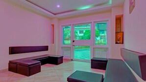 Ein modernes Zimmer mit einer langen Bank, einer Couch und einem kleinen Tisch.