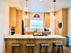 Kylskåp, mikrovågsugn, ugn och spishäll