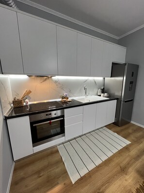 Ofen, Herdplatte, Esstisch