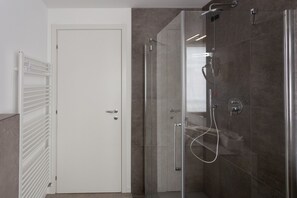 Douche, sèche-cheveux, bidet, serviettes fournies