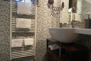 Shower, eco-friendly toiletries, hair dryer, bidet - Guest House Palazzo Bussi (Viterbo)