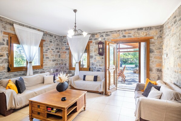 Smart TV, fireplace, DVD player, books - Villa Eleutheria, a cozy and private retreat with an outdoor Pool and Jacuzzi. (Rethymno)