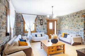 Smart TV, fireplace, DVD player, books - Villa Eleutheria, a cozy and private retreat with an outdoor Pool and Jacuzzi. (Rethymno)