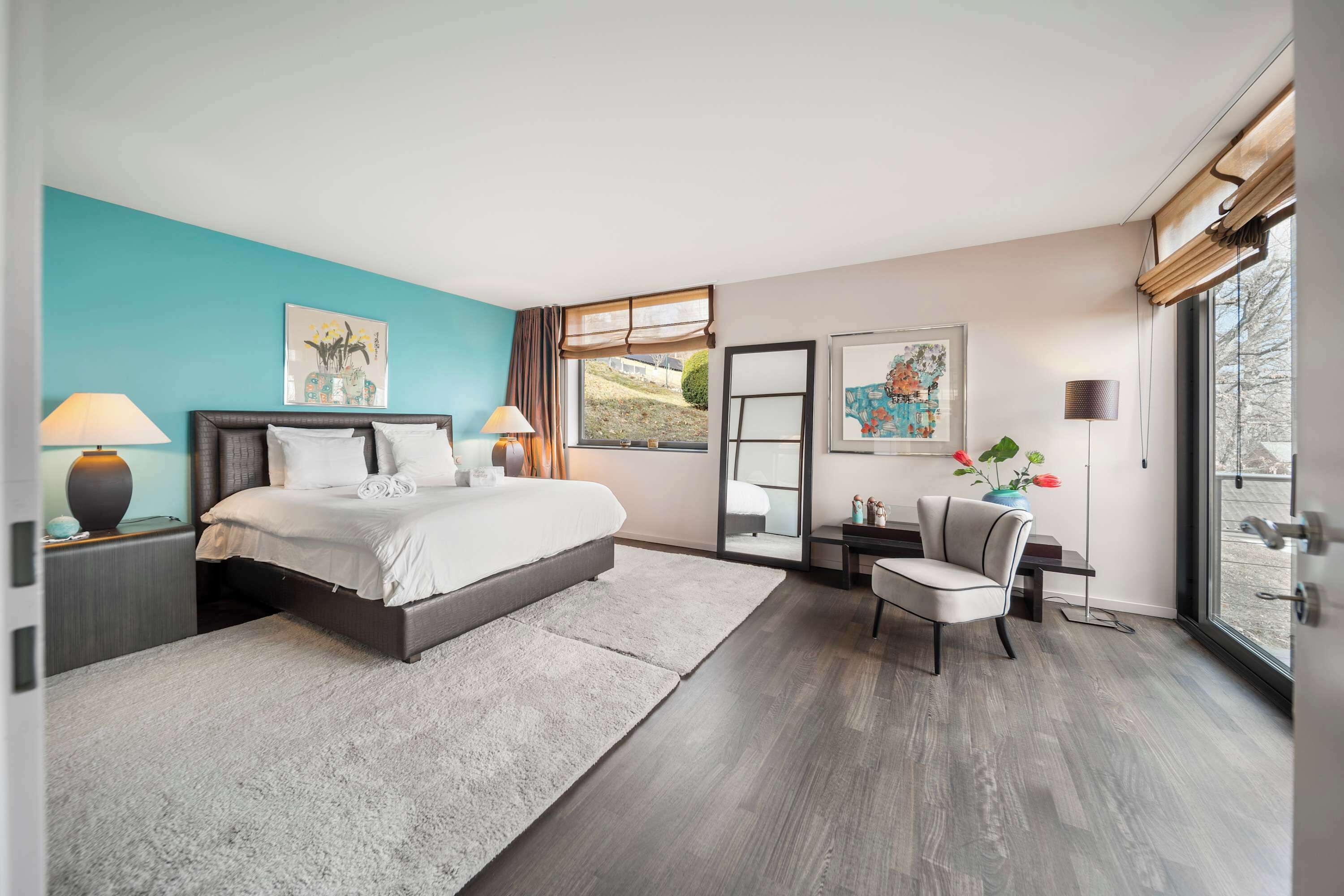 5 chambres, bureau, fer et planche à repasser, lit parapluie