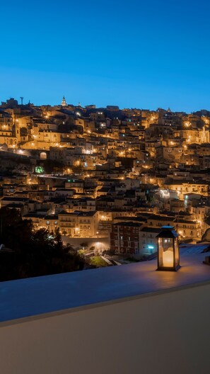 Superior Room | Egyptian cotton sheets, premium bedding, down comforters, pillowtop beds - Dimora Bonafede Ibla Design Rooms (Ragusa)