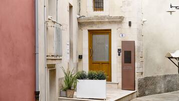 Vista frontal de la propiedad