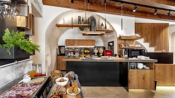 Petit déjeuner complet compris tous les jours