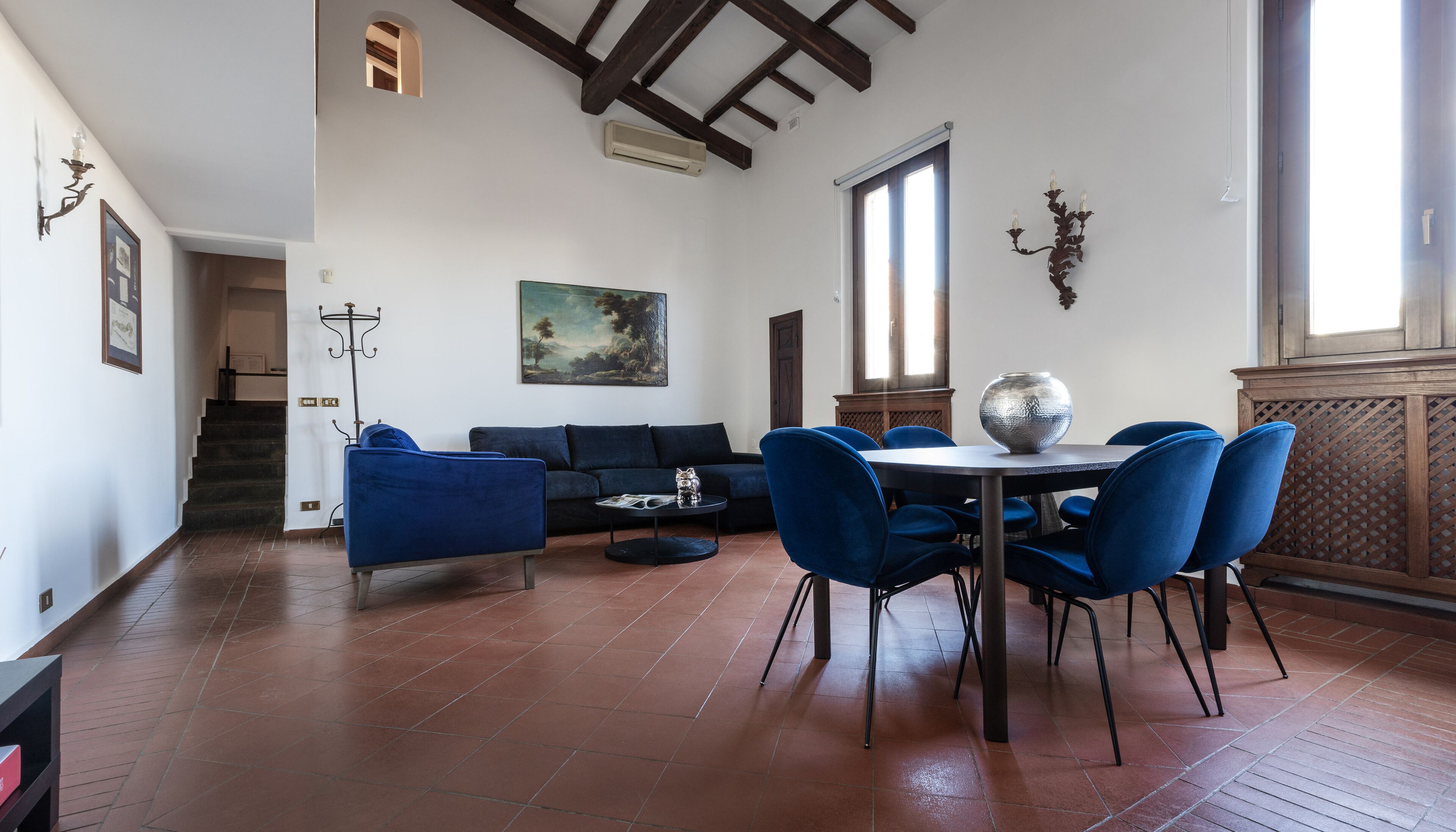 Huoneisto (2 Bedrooms) | Oleskelualue | 55–tuumainen televisio, jossa kaapelikanavat