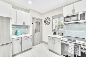 Frigorífico, microondas, horno y placa de cocina