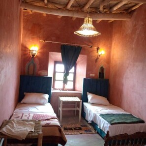 セーフティボックス (室内)、デスク、遮光カーテン、防音設備