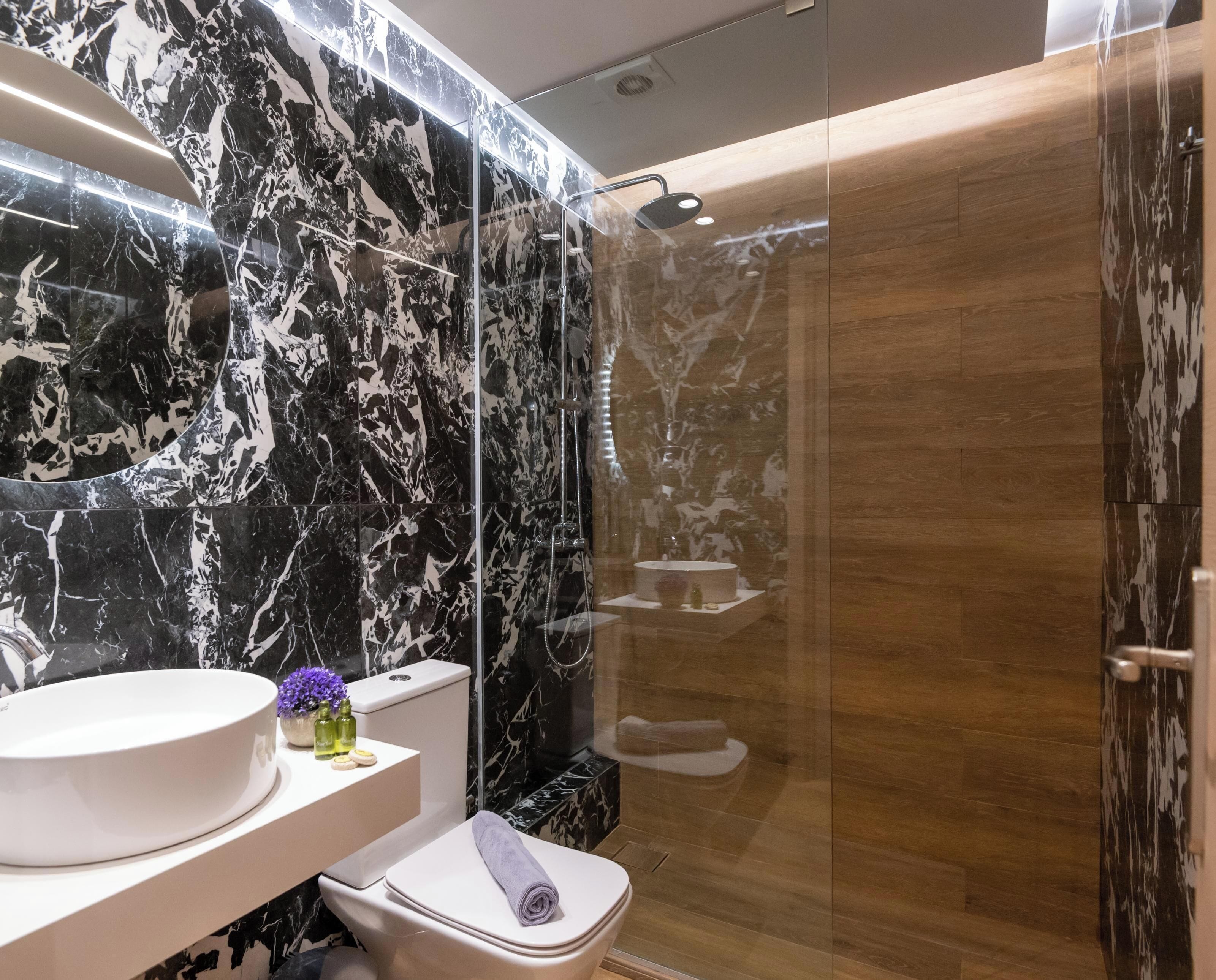 Suite Standard | Bagno | Set di cortesia gratuito, asciugacapelli, accappatoio, pantofole
