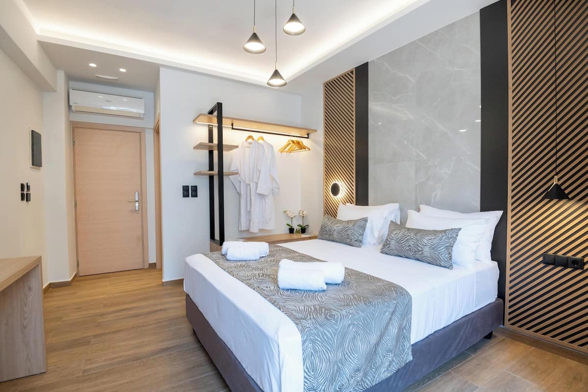 Superior Suite | 1 bedroom, in-room safe, blackout drapes, soundproofing