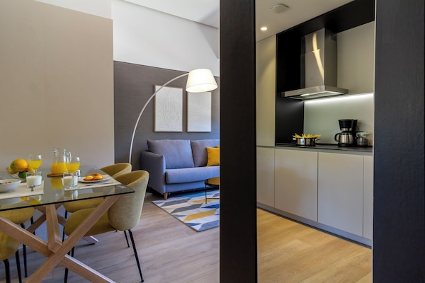 Departamento, 1 cama Queen size y sofá cama | Área de sala de estar | Televisión de pantalla plana de 30 pulgadas con canales digitales