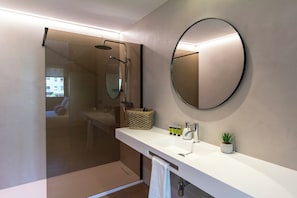 Superior Apartment, 1 Queen Bed with Sofa bed | Bathroom | Shower, rainfall showerhead, hair dryer, towels - Feelathome Nervión Apartments (Seville)