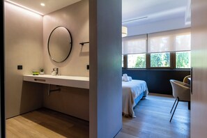 Superior appartement, 1 queensize bed met slaapbank | Badkamer | Een douche, een regendouche, een haardroger, handdoeken