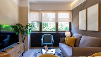 Superior appartement, 1 queensize bed met slaapbank | Woonruimte | Een 30-inch flatscreentelevisie met digitale zenders